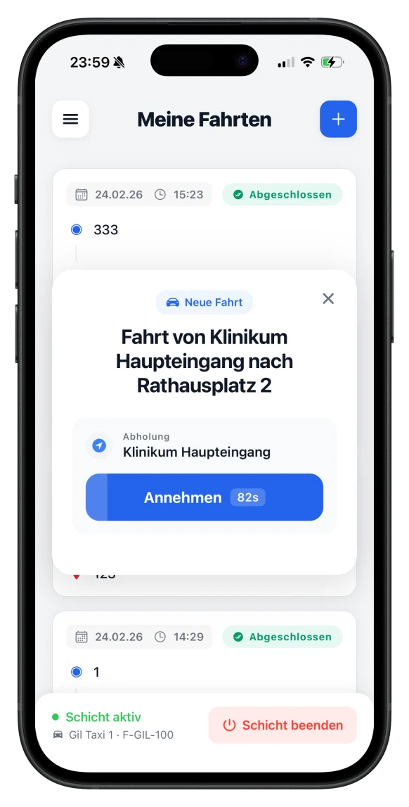 Fahrer-App: Neue Fahrtanfrage mit Annehmen-Button auf dem Smartphone